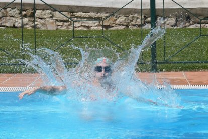 Primer chapuzón en la piscina municipal Juan de Austria, Valladolid