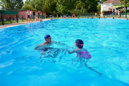 Primer chapuzón en la piscina municipal Juan de Austria, Valladolid