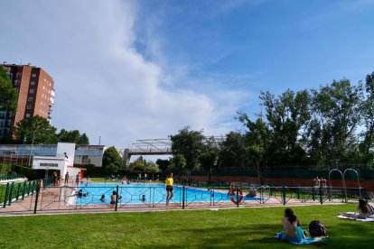 Primer chapuzón en la piscina municipal Juan de Austria, Valladolid