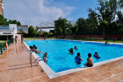 Primer chapuzón en la piscina municipal Juan de Austria, Valladolid