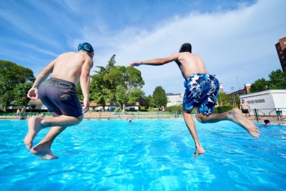 Primer chapuzón en la piscina municipal Juan de Austria, Valladolid