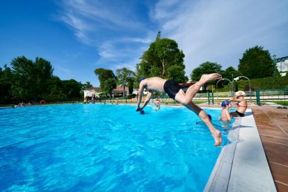 Primer chapuzón en la piscina municipal Juan de Austria, Valladolid