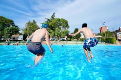 Primer chapuzón en la piscina municipal Juan de Austria, Valladolid