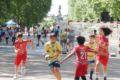 Día del Balonmano en la calle en la Acera de Recoletos.