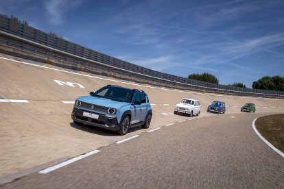 Encuentro entre el Renault 4 original y su reinterpretación eléctrica en el Centro de I+D+i de Renault Group