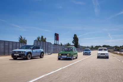 Encuentro entre el Renault 4 original y su reinterpretación eléctrica en el Centro de I+D+i de Renault Group