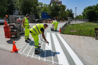 Preparativos para inaugurar el carril bici de Isabel La Católica.