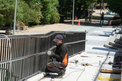 Preparativos para inaugurar el carril bici de Isabel La Católica.