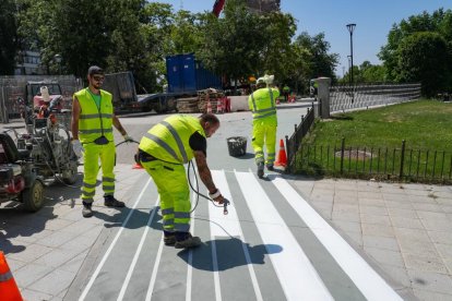 Preparativos para inaugurar el carril bici de Isabel La Católica.