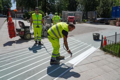 Preparativos para inaugurar el carril bici de Isabel La Católica.