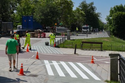 Preparativos para inaugurar el carril bici de Isabel La Católica.