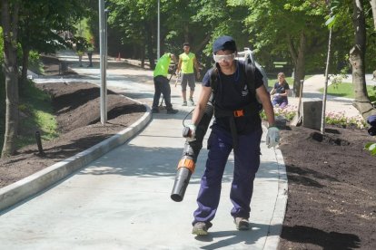 Preparativos para inaugurar el carril bici de Isabel La Católica.