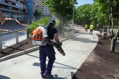 Preparativos para inaugurar el carril bici de Isabel La Católica.