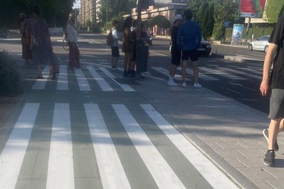 Paso de peatones en el nuevo carril bici de Isabel la Católica.