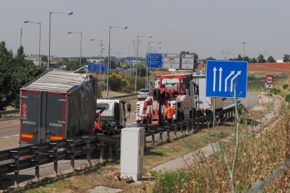 Vuelca un camión en la A-62 en Valladolid