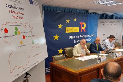 Jacinto Canales, el presidente de la Sociedad Mercantil Estatal de Infraestructuras Agrarias (SEIASA), Francisco Rodríguez Mulero, y el presidente de la comunidad de regantes del Canal Macías Picavea, Juan Mateo Rodríguez