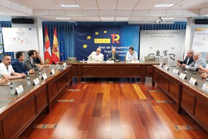 Jacinto Canales, el presidente de la Sociedad Mercantil Estatal de Infraestructuras Agrarias (SEIASA), Francisco Rodríguez Mulero, y el presidente de la comunidad de regantes del Canal Macías Picavea, Juan Mateo Rodríguez