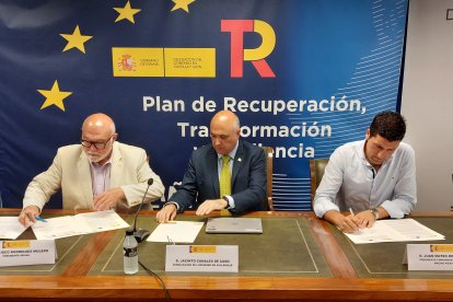 Jacinto Canales, el presidente de la Sociedad Mercantil Estatal de Infraestructuras Agrarias (SEIASA), Francisco Rodríguez Mulero, y el presidente de la comunidad de regantes del Canal Macías Picavea, Juan Mateo Rodríguez