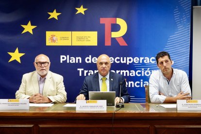 Jacinto Canales el presidente de la Sociedad Mercantil Estatal de Infraestructuras Agrarias (SEIASA), Francisco Rodríguez Mulero, y el presidente de la comunidad de regantes del Canal Macías Picavea, Juan Mateo Rodríguez
