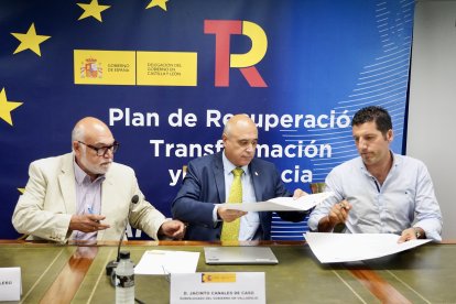 Jacinto Canales el presidente de la Sociedad Mercantil Estatal de Infraestructuras Agrarias (SEIASA), Francisco Rodríguez Mulero, y el presidente de la comunidad de regantes del Canal Macías Picavea, Juan Mateo Rodríguez