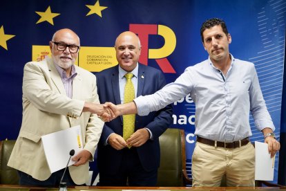 Jacinto Canales el presidente de la Sociedad Mercantil Estatal de Infraestructuras Agrarias (SEIASA), Francisco Rodríguez Mulero, y el presidente de la comunidad de regantes del Canal Macías Picavea, Juan Mateo Rodríguez