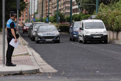 Los coches circulan ya por los dos carriles del Paseo de Isabel la Católica, en sentido Paseo Zorrilla.