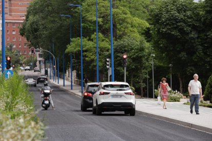 Los coches circulan ya por los dos carriles del Paseo de Isabel la Católica, en sentido Paseo Zorrilla.