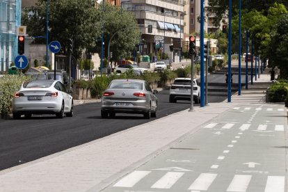 Los coches circulan ya por los dos carriles del Paseo de Isabel la Católica en sentido Zorrilla.