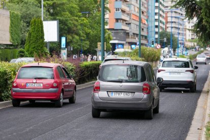 Los coches circulan ya por los dos carriles del Paseo de Isabel la Católica en sentido Zorrilla.