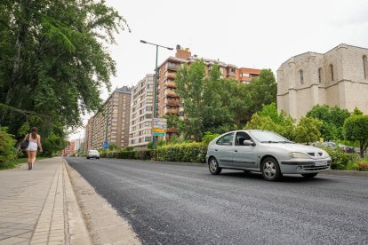 Los coches circulan ya por los dos carriles del Paseo de Isabel la Católica en sentido Zorrilla.
