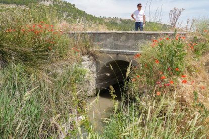 El Alcalde Diego Recio en el puente del arroyo Jaramiel.