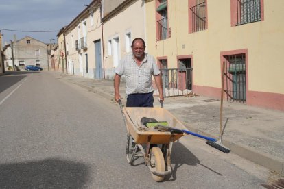 José Antonio realiza labores de limpieza para el Ayuntamiento