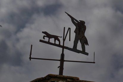 Veleta que recuerda a Miguel Delibes