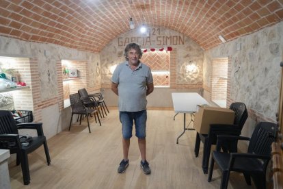 Fernando nos muestra parte de su bodega que actualmente la está restaurando.