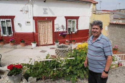 Dionisio Martín delante de su casa.