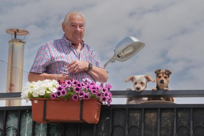 Tomás en la terraza de su casa con sus perros.