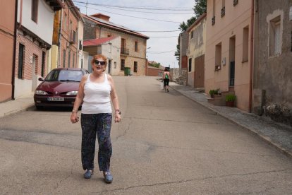 Petra se dirige a casa después de su paseo.