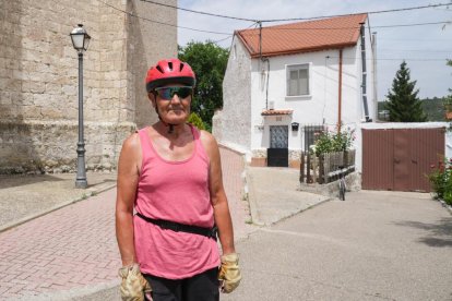 Jesús Cancela delante de su casa después de hacer varios kilómetros con la bici.