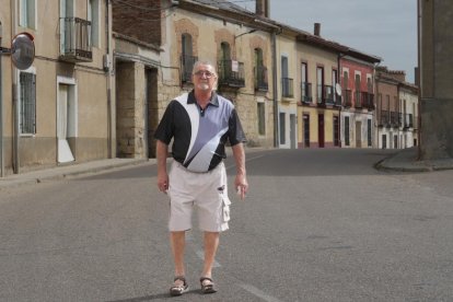 Miguel Ángel se dirige al bar por la calle José Antonio.