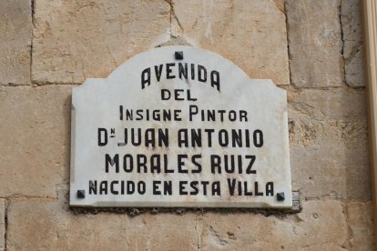 Placa homenaje aal pintor Juan Antonio Morales Ruiz.