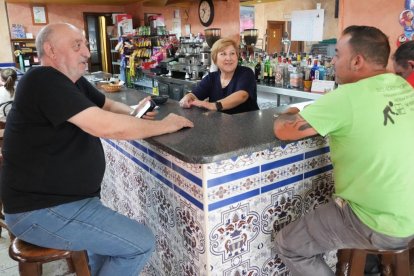 Espe, dueña del bar Sol y Sombra atiende a Primo y a Pedro Pablo.