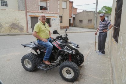 Luis Adolfo Catalina, en su Quad, junto a Adolfo.