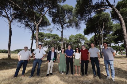 El alcalde, Jesús Julio Carnero, explica a los vecinos las mejoras para el barrio de Pinar de Jalón