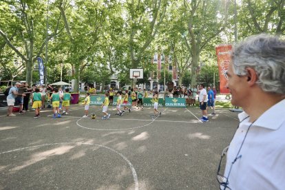 Santiago Hidalgo en el 3x3 Basket Street Tour en la Acera de Recoletos.