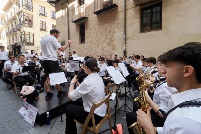 Calle de Santiago junto a la iglesia De Santiago. Banda de la Escuela Municipal de Música de Valladolid (EMMVa).