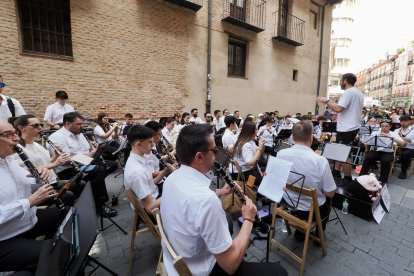 Calle de Santiago junto a la iglesia De Santiago. Banda de la Escuela Municipal de Música de Valladolid (EMMVa).