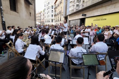 Calle de Santiago junto a la iglesia De Santiago. Banda de la Escuela Municipal de Música de Valladolid (EMMVa).