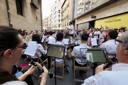 Calle de Santiago junto a la iglesia De Santiago. Banda de la Escuela Municipal de Música de Valladolid (EMMVa).