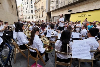 Calle de Santiago junto a la iglesia De Santiago. Banda de la Escuela Municipal de Música de Valladolid (EMMVa).