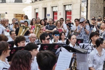 Calle de Santiago junto a la iglesia De Santiago. Banda de la Escuela Municipal de Música de Valladolid (EMMVa).
